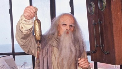 VOICI : Fort Boyard : à quoi ressemble l’interprète du père Fouras sans son maquillage ?