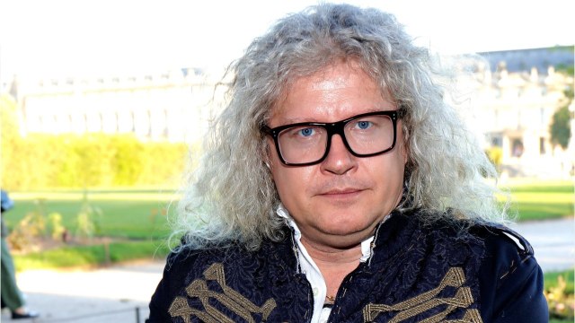 VOICI - Pierre-Jean Chalençon rend hommage à Michou en chanson un an après sa mort