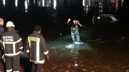Otomobilini denize sürüp sigara yakarak suda batışını izledi: Moralim bozuktu
