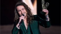 VOICI : Victoires de la musique 2021 : ce que Julien Doré a fait de son trophée après avoir été récompensé