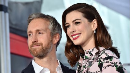 VOICI - Anne Hathaway (Le Diable s’habille en Prada) : qui est son mari Adam Shulman ?