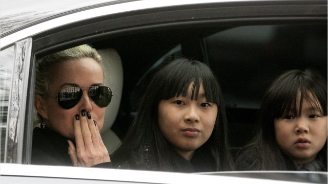 VOICI - Johnny Hallyday : le bouleversant rituel de Jade et Joy depuis sa mort