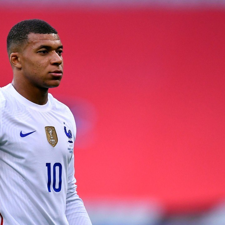 VOICI social : Kylian Mbappé en colère contre Olivier Giroud : premières tensions chez les Bleus ! (1)