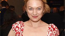 VOICI - Sophia Myles (Transformers, Doctor Who) annonce la mort de son père atteint du coronavirus