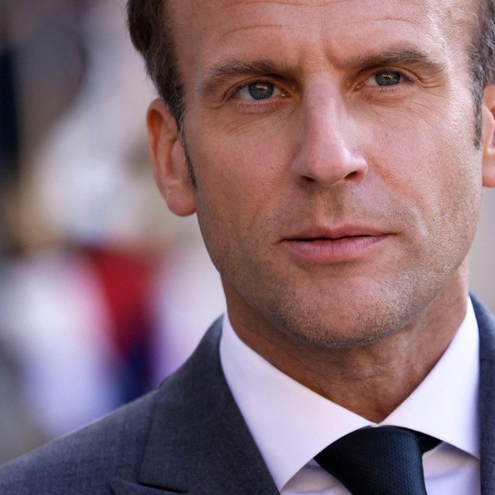 VOICI  SOCIAL : Emmanuel Macron : au détour d'un discours, il glisse une petite moquerie sur la barbe d'Edouard Philippe