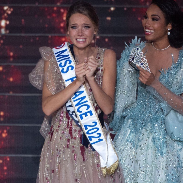 VOICI // SOCIAL // Polémique autour d'Amandine Petit : le centre commercial où a eu lieu la séance de dédicace réagit