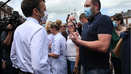 VOICI - « Ça va la claque que tu t'es prise ? " : un jeune écolier surprend Emmanuel Macron avec sa question spontanée