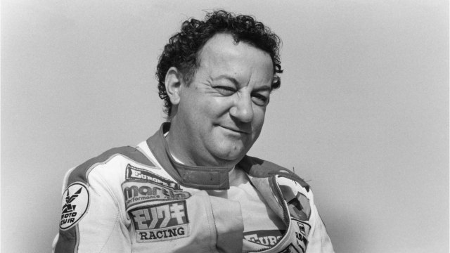 VOICI - Coluche : pourquoi l'humoriste a tout fait pour être en surpoids