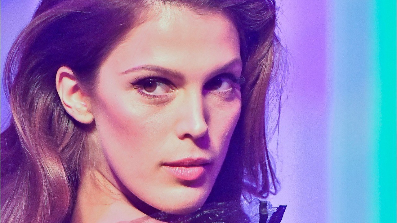 VOICI - Iris Mittenaere : cette fausse mise en scène à laquelle elle a dû participer quand elle était Miss France