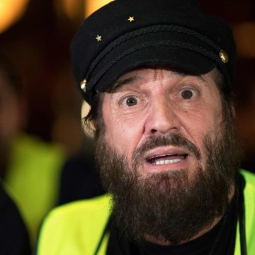 VOICI social : Francis Lalanne : le chanteur accusé d’avoir frappé un journaliste de Quotidien (1)