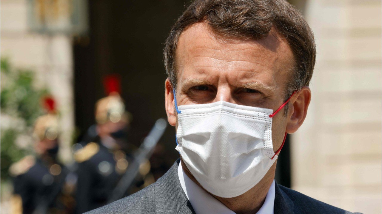 VOICI : Emmanuel Macron giflé : prévenu de la dangerosité du bain de foule, le président s'y est rendu malgré tout