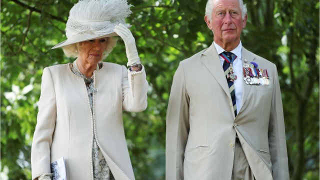 Voici - Le Prince Charles : une biographe affirme qu'Elizabeth a été pour lui « une mère indifférente