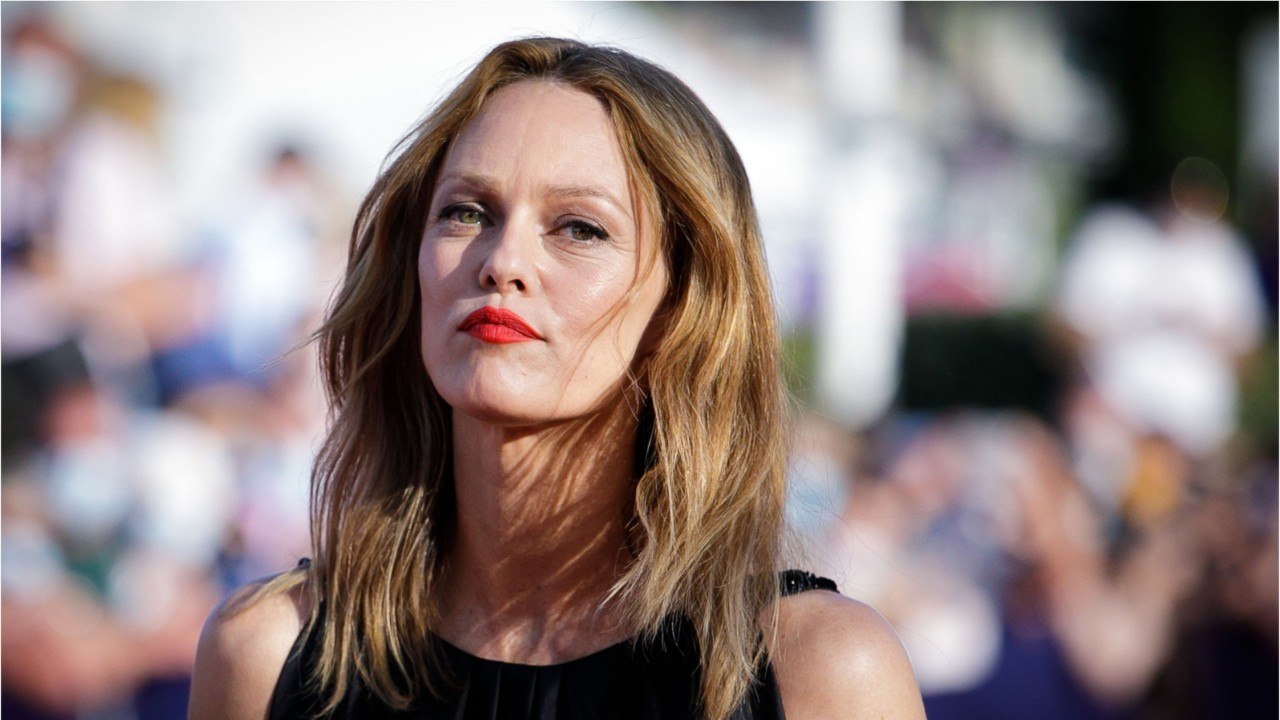 VOICI - Vanessa Paradis virée de son label ? Sa maison de disques dément fermement