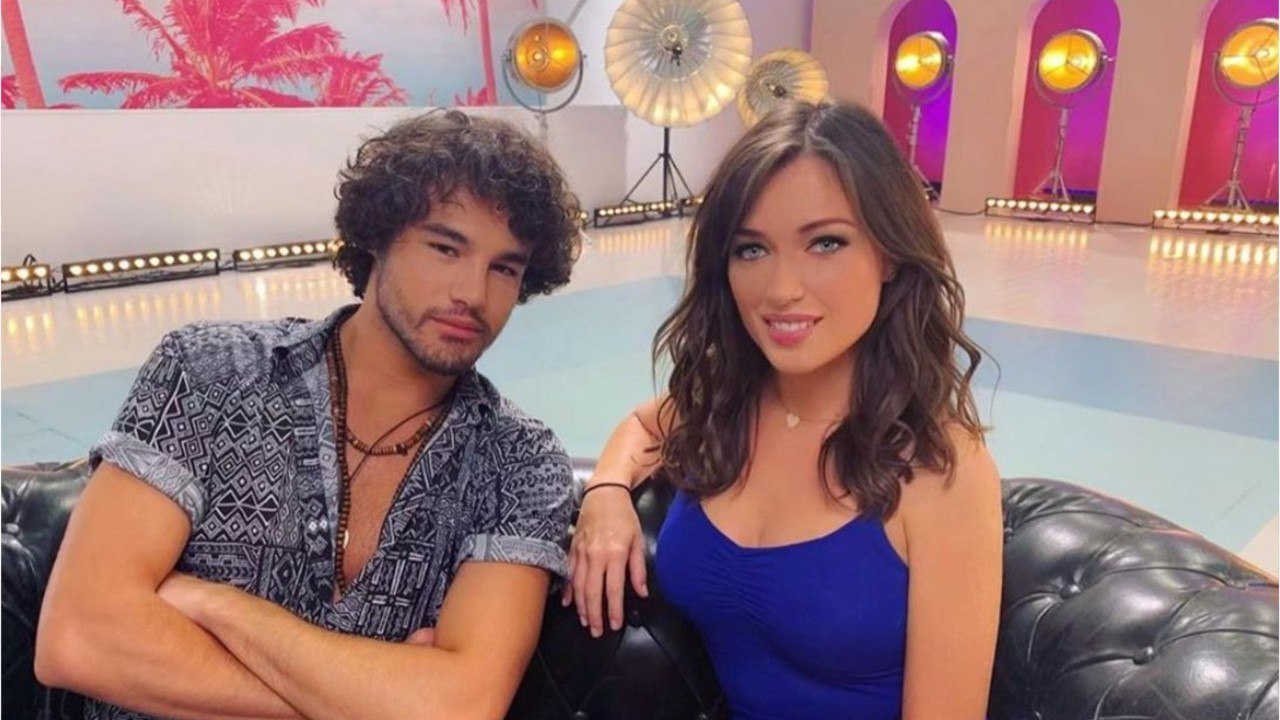 VOICI - Anthony Colette et Elsa Esnoult : leurs belles retrouvailles sur une plage de Saint-Tropez