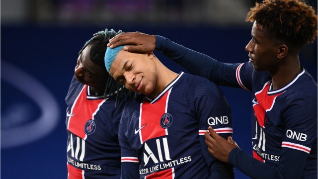 VOICI - PHOTO Kylian Mbappé vacciné : son look insolite laisse ses coéquipiers sceptiques
