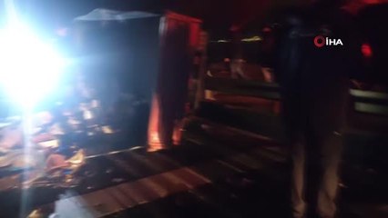 Karton yüklü kamyonet tıra çarparak devrildi