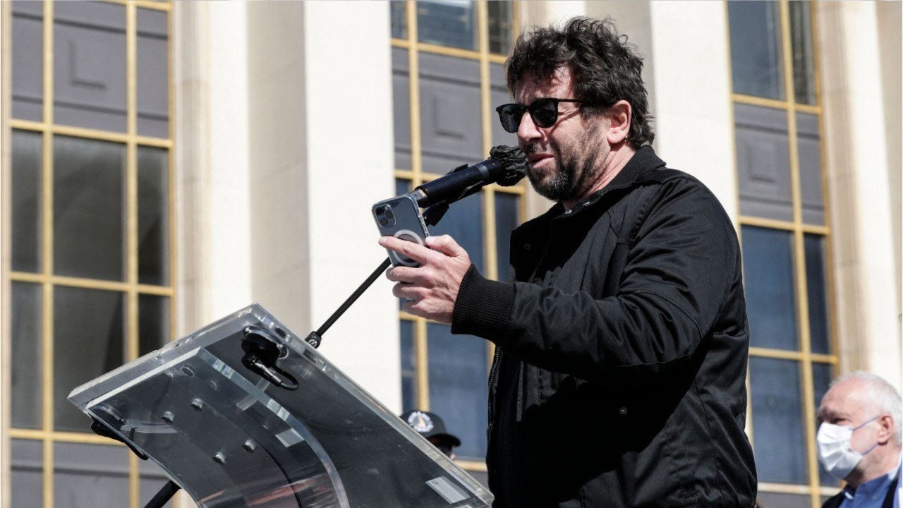 VOICI : "Tout simplement dégueulasse !" : Patrick Bruel en colère contre ceux qui usurpent son identité sur les réseaux sociaux