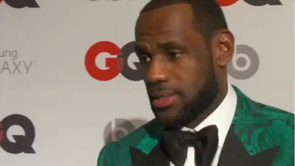 VOICI - PHOTO LeBron James son tattoo hommage à Kobe Bryant