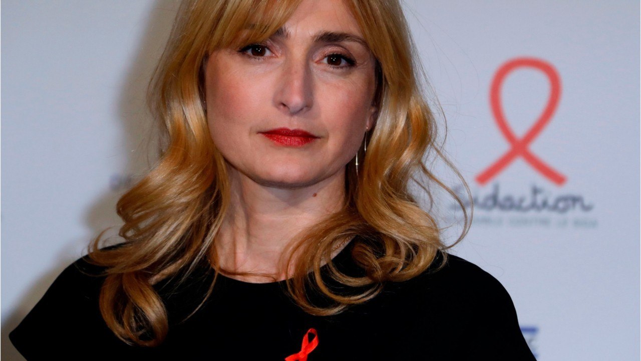 VOICI - Julie Gayet opposée à Brigitte Macron ? Sa mise au point