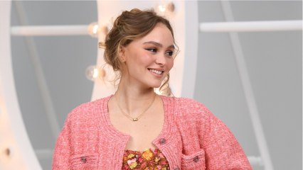 VOICI - PHOTO Lily-Rose Depp pose avec sa « twin sister ", la ressemblance est étonnante