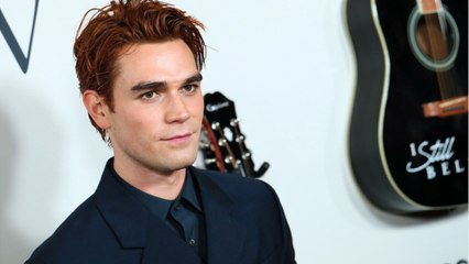 VOICI - PHOTO KJ APA de Riverdale bientôt papa à 23 ans : la Française Clara Berry est enceinte