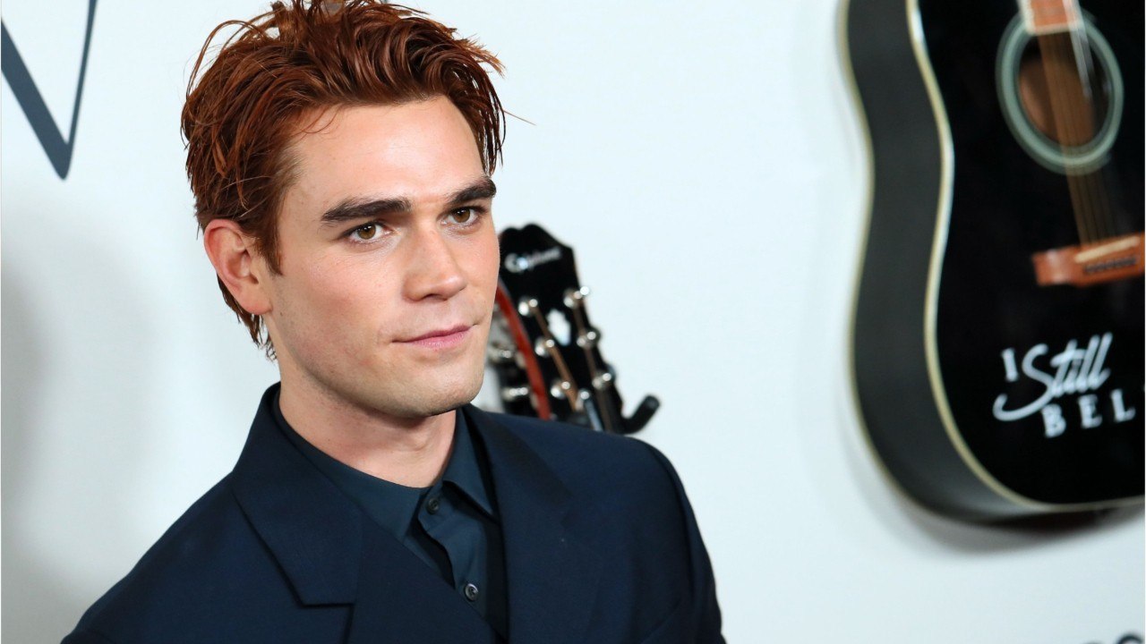 VOICI - PHOTO KJ APA de Riverdale bientôt papa à 23 ans : la Française Clara Berry est enceinte