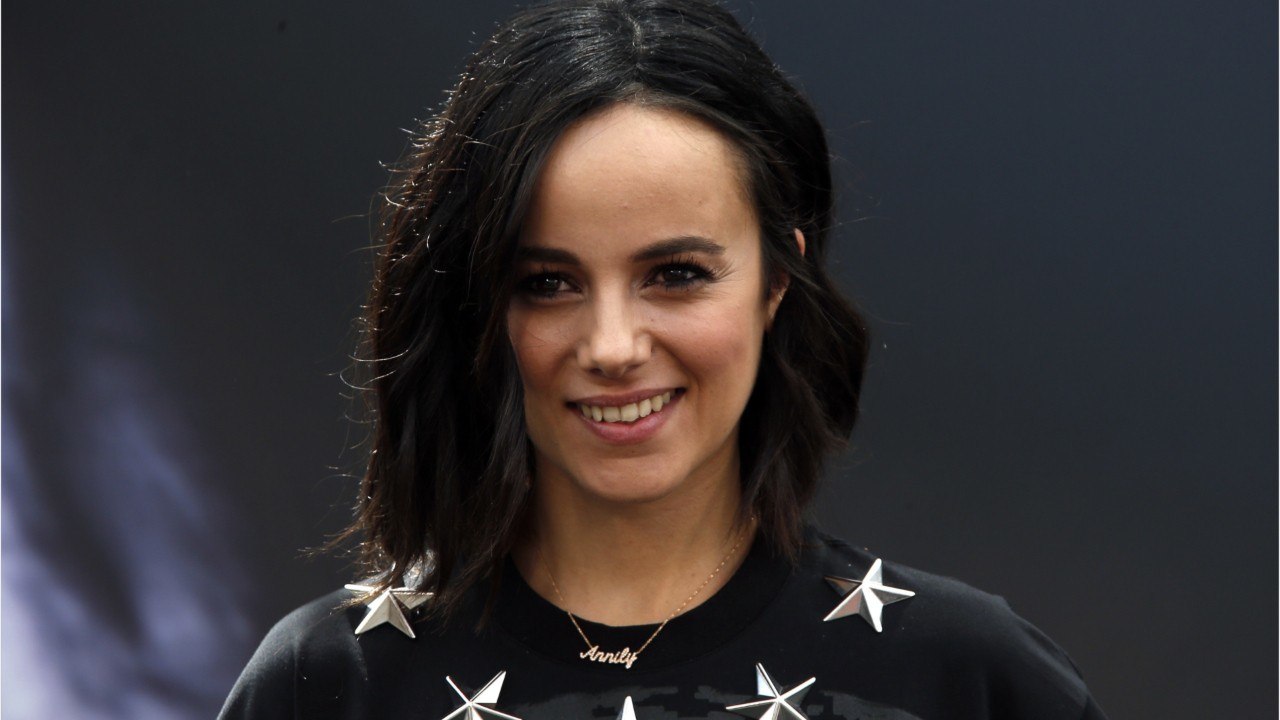 VOICI Alizée partage un cliché de Maggy qui s'inquiète pour sa marraine mobilisée contre le COVID-19