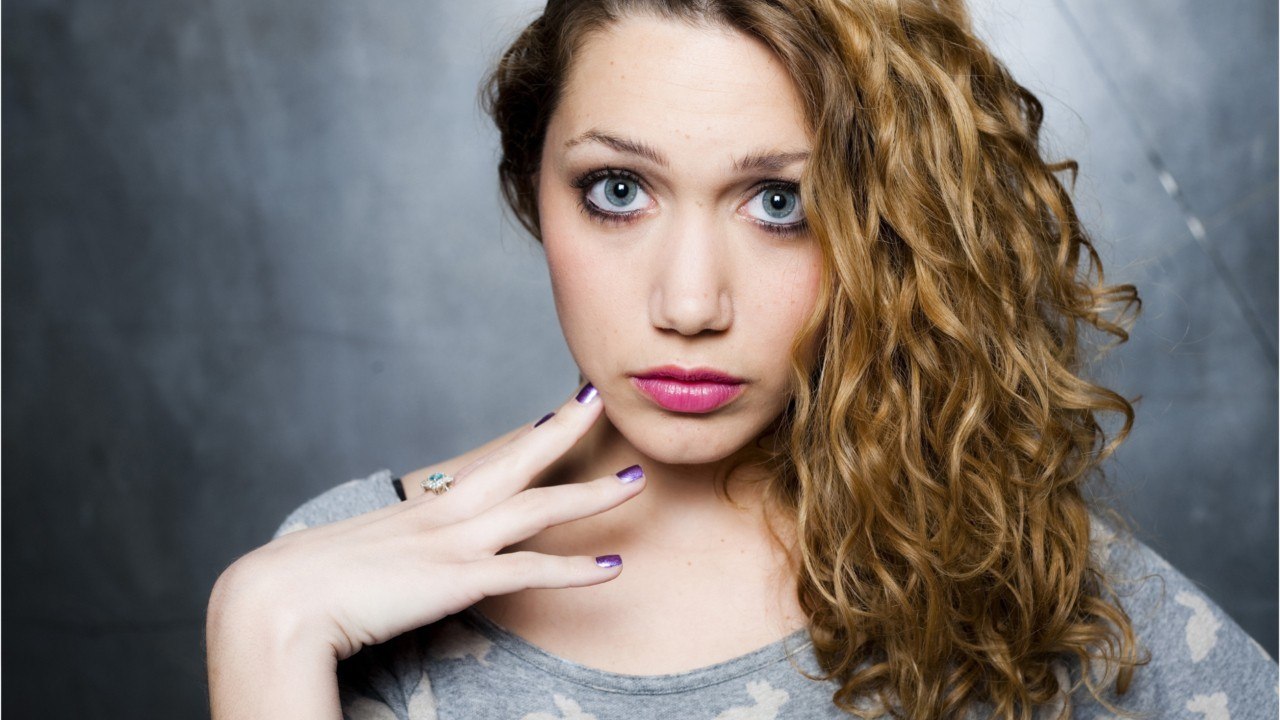 VOICI :  Louise Chabat « encore enceinte après avoir accouché " : la fille d'Alain Chabat pose nue trois mois après son accouchement