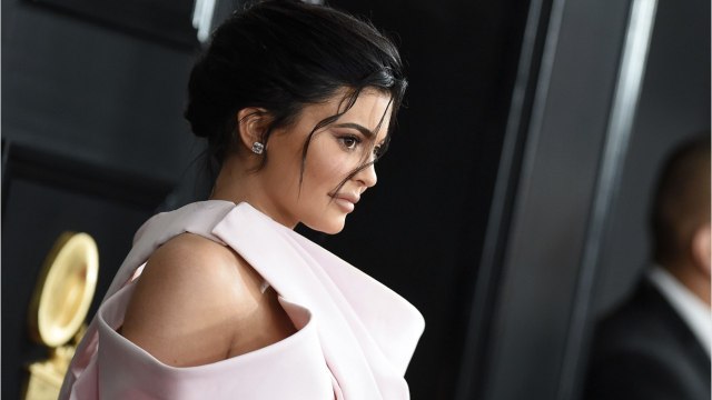 VOICI - Kylie Jenner en sous-vêtements en dentelle : elle piège ses followers