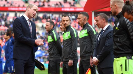 VOICI - PHOTO Le prince William photographié en train de se faire vacciner : un détail saute aux yeux des internautes