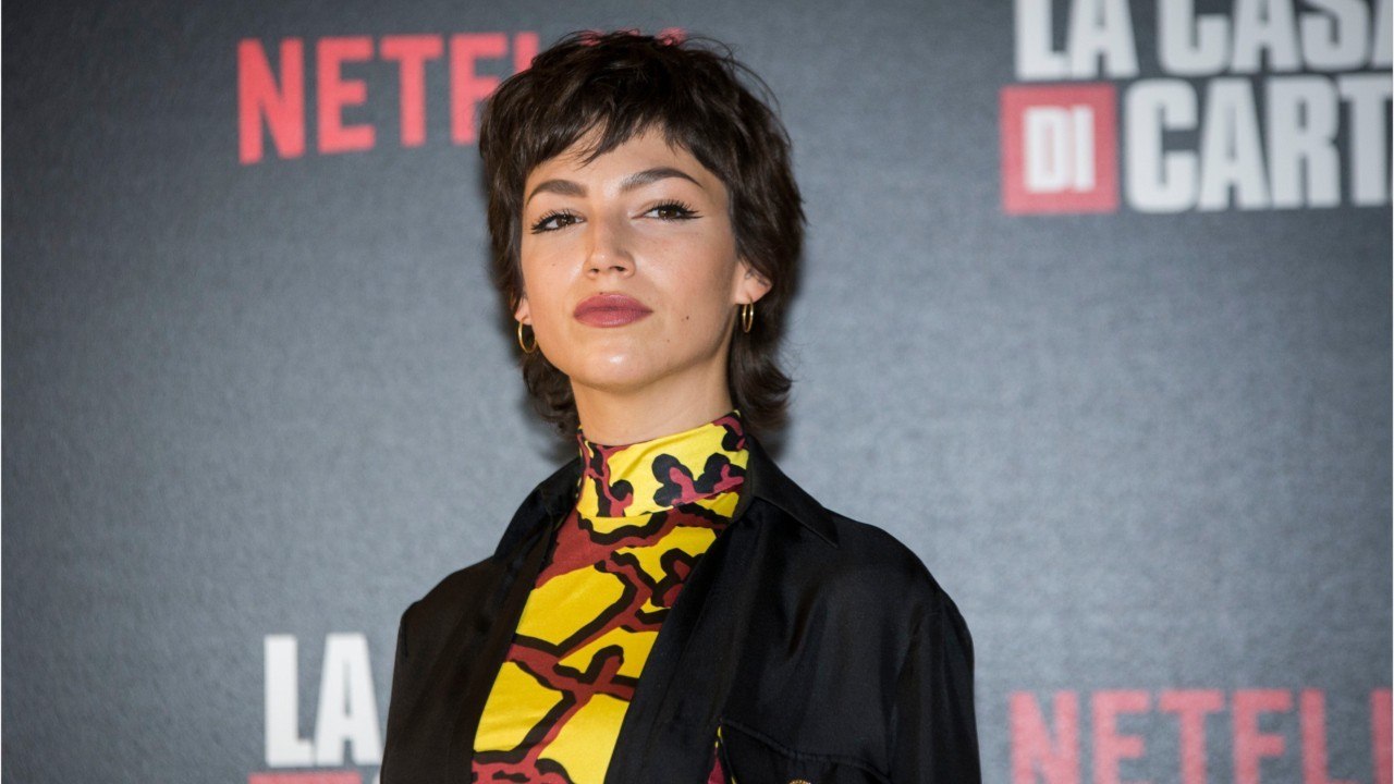 VOICI :  Úrsula Corberó (La Casa de Papel) célèbre la fin de la série en dévoilant des clichés inédits des coulisses