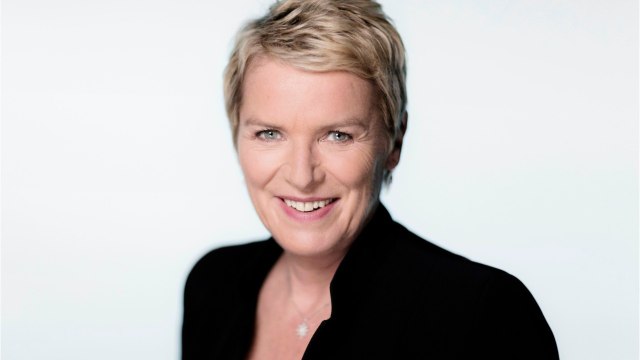 VOICI : Elise Lucet : pourquoi elle ne veut « plus jamais présenter de JT