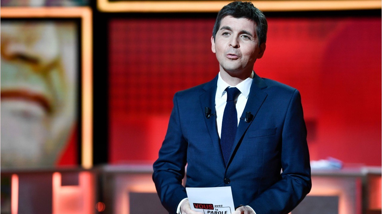 Voici - Thomas Sotto se moque de Nikos Aliagas : l'animateur de The Voice réagit avec humour