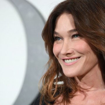 VOICI social Carla Bruni S'explique Après Ses Mauvaises Blagues Sur Les Gestes À Respecter Pour Lutter Contre Le Coronavirus (1)