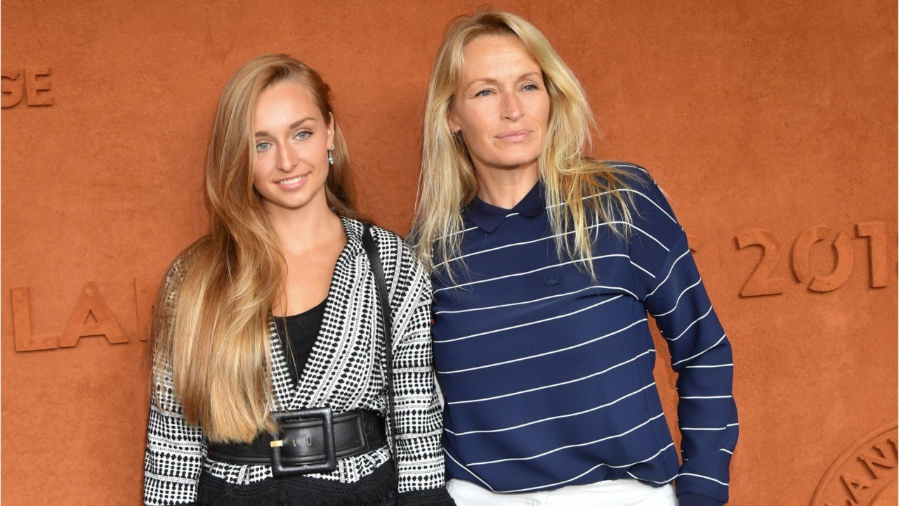 VOICI : Estelle Lefébure fête ses 55 ans : la tendre publication de sa fille Emma Smet pour son anniversaire