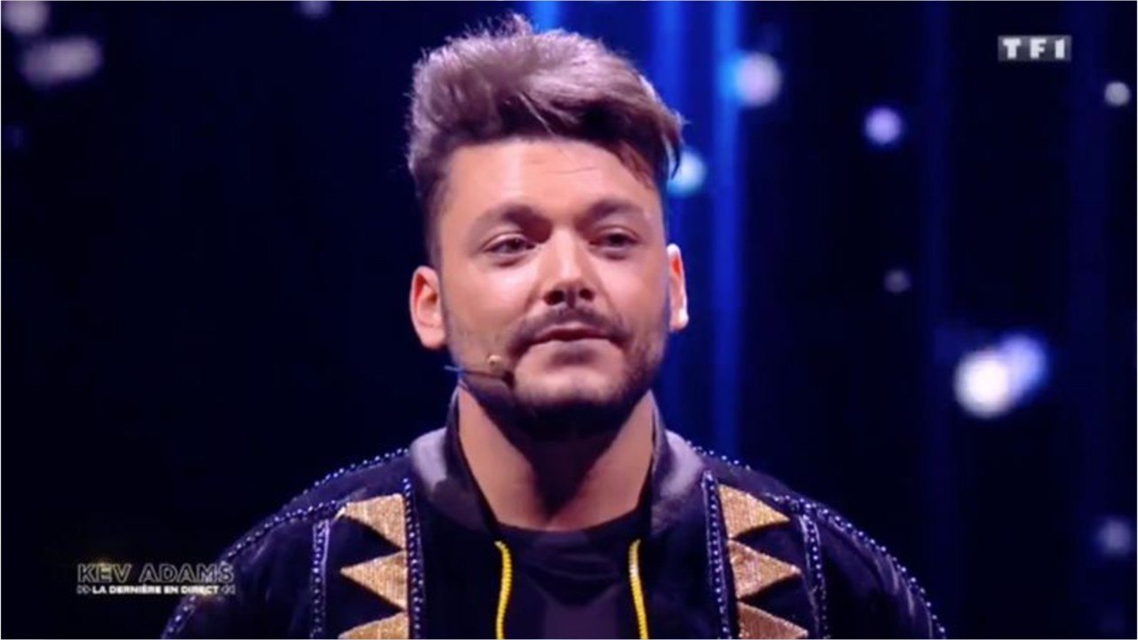 VOICI - Kev Adams : son émouvant hommage sur scène à son grand-père décédé