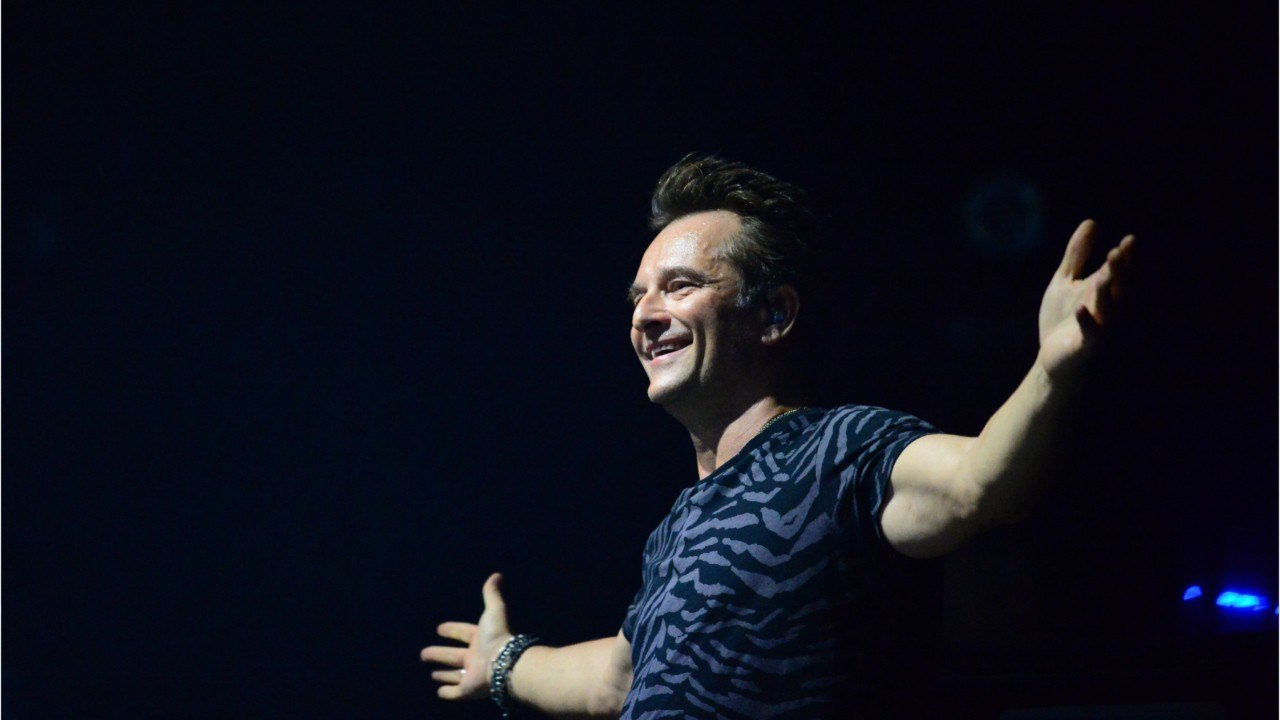 Voici - PHOTO David Hallyday victime d'une mésaventure avec son fils Cameron, il filme la scène et dévoile son visage