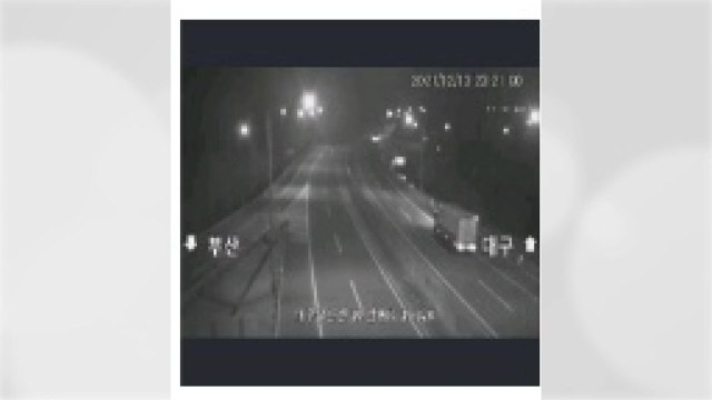 고속도로 한가운데 내린 50대 여성 차에 치여 숨져 / YTN
