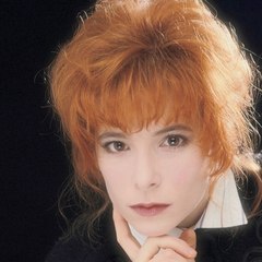 VOICI SOCIAL - Mylène Farmer "traumatisée" : ce fan qui a tué un homme pour elle (1)