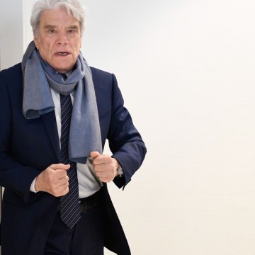 VOICI SOCIAL // Bernard Tapie au plus mal : il s'exprime dans Sept à Huit, sa voix est méconnaissable (1)