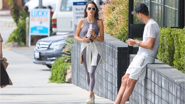 Voici - PHOTO Alessandra Ambrosio réchauffe le coeur de ses abonnés en posant dans un bikini blanc
