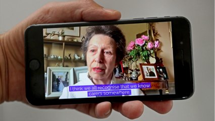 VOICI-Elizabeth II : une vidéo dévoile comment sa fille la princesse Anne lui a appris à se servir de Zoom et c'est très drôle !