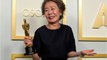 VOICI : Oscars 2021 : sous le charme, l'actrice sud-coréenne Youn Yuh-jung déclare sa flamme à Brad Pitt