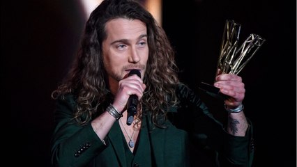 VOICI : Julien Doré ému par une grande nouvelle concernant Simone et Jean-Marc, ses deux chiens