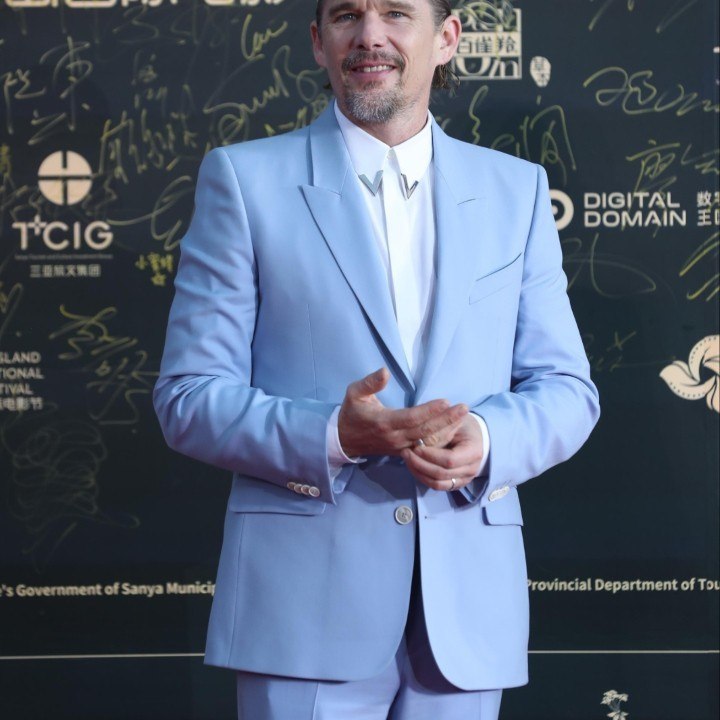 VOICI - 5 infos sur Ethan Hawke