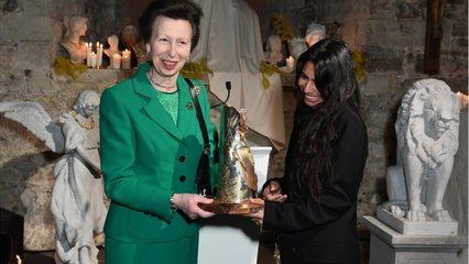 voici La princesse Anne charrie l'actrice qui l'incarne dans la série The Crown