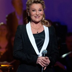 VOICI  SOCIAL : AstraZeneca : cette chanteuse qui aurait été sollicitée par le gouvernement pour promouvoir le vaccin (1)