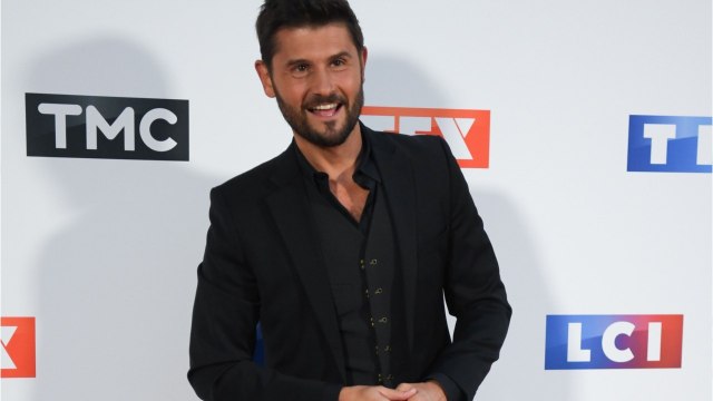 VOICI - PHOTO Christophe Beaugrand et son mari Ghislain Gerin dévoilent la bouille de leur fils Valentin pour Noël