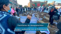 Colectivos de búsqueda de desaparecidos instalan “fosas” frente a Palacio Nacional
