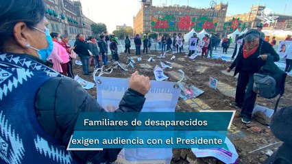 Colectivos de búsqueda de desaparecidos instalan “fosas” frente a Palacio Nacional